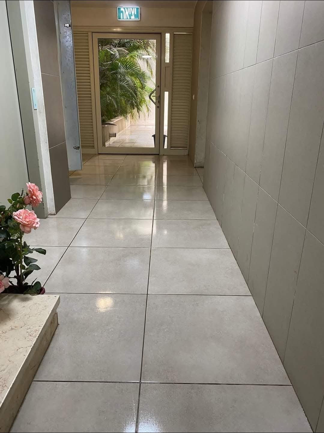 ניקיון בניינים בקריות — כניסת בניין נקייה ומסודרת